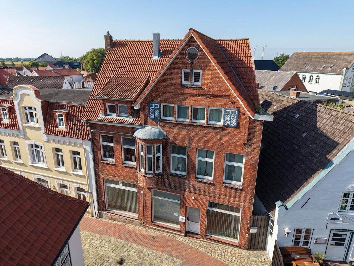 Ein Stück Wesselburener Baugeschichte: Denkmalgeschütztes Wohn- und Geschäftshaus am Markt, 25764 Wesselburen