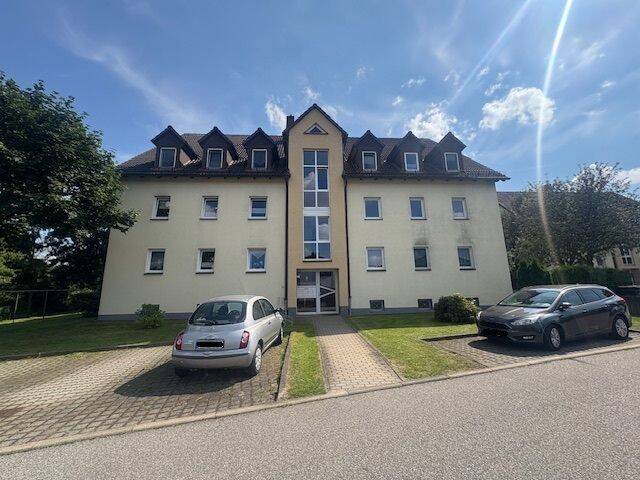 Wohnen im Grünen: Sanierte 3-Raum-Wohnung mit Balkon in idyllischer Lage, 9221 Neukirchen/Erzgeb.