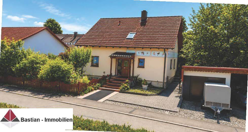 Charmantes Einfamilienhaus mit großem Garten, 2x Carport, in 78073 Bad Dürrheim-Oberbaldingen, 78073 Bad Dürrheim