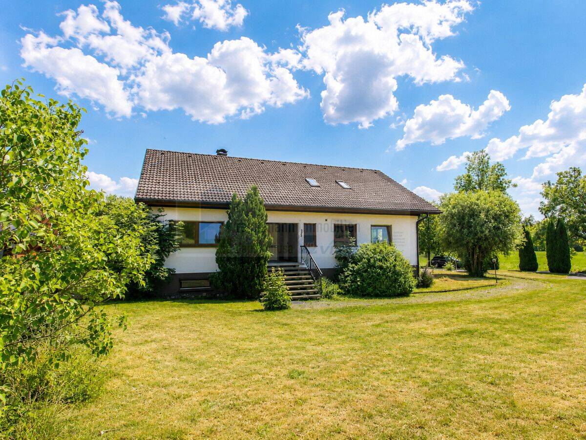 Viel Platz in Tuningen: Wohnhaus mit weitläufigem Grundstück, großer Südterrasse, sehr geräumiger Doppelgarage und zusätzlicher Nutzfläche, 78609 Tuningen