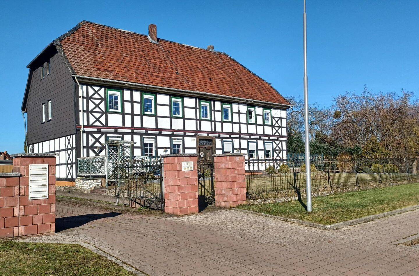 Charmantes Mehrfamilienhaus mit drei Garagen und Doppelcarport!, 37412 Herzberg am Harz