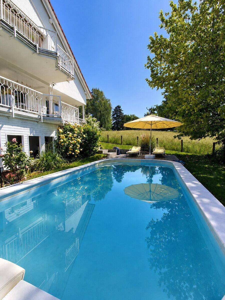 Leben mit Weitblick – Zweifamilienhaus in traumhafter Feldrandlage mit Pool, 63543 Neuberg