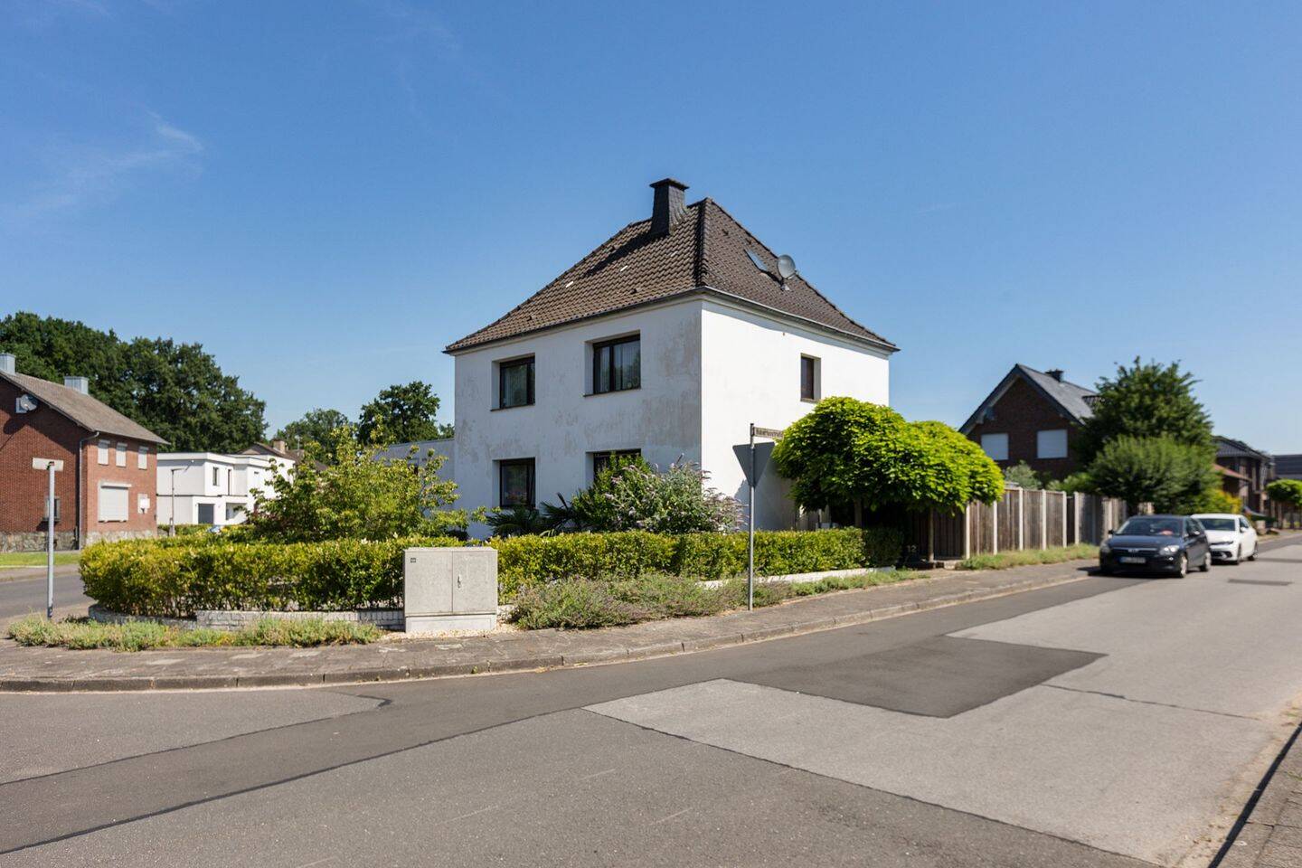 Großzügiges freistehendes Wohnhaus mit einer eigenständigen, angebauten Wohneinheit und separatem Eingang., 52538 Selfkant