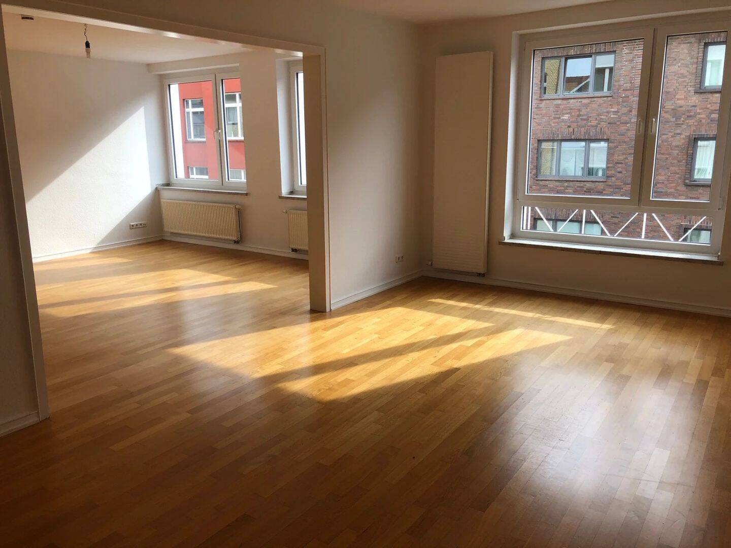 Lichtdurchflutete, großzügige 3-Zimmerwohnung mit Balkon und Parkett -nur schriftliche Anfragen –, 50672 Köln (Innenstadt-Nord Altstadt-Nord Neustadt-Nord)