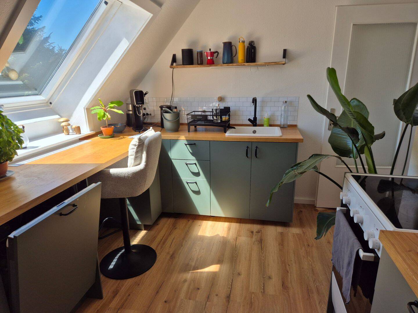 Befristete Untermiete: 🌞 Helle, voll möblierte 2-Zimmer-Dachgeschosswohnung mit Westbalkon in ruhiger Villenlage in Rosenheim (August–November 2026), 83022 Rosenheim (Happing Innenstadt Ost Süd West)