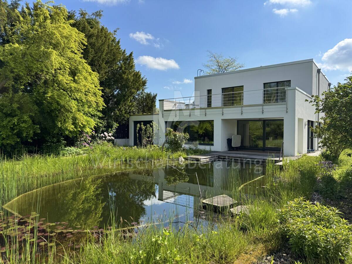Isernhagen-Süd: Bauhaus-Architektur mit Fahrstuhl auf einem Traumgrundstück, 30657 Hannover