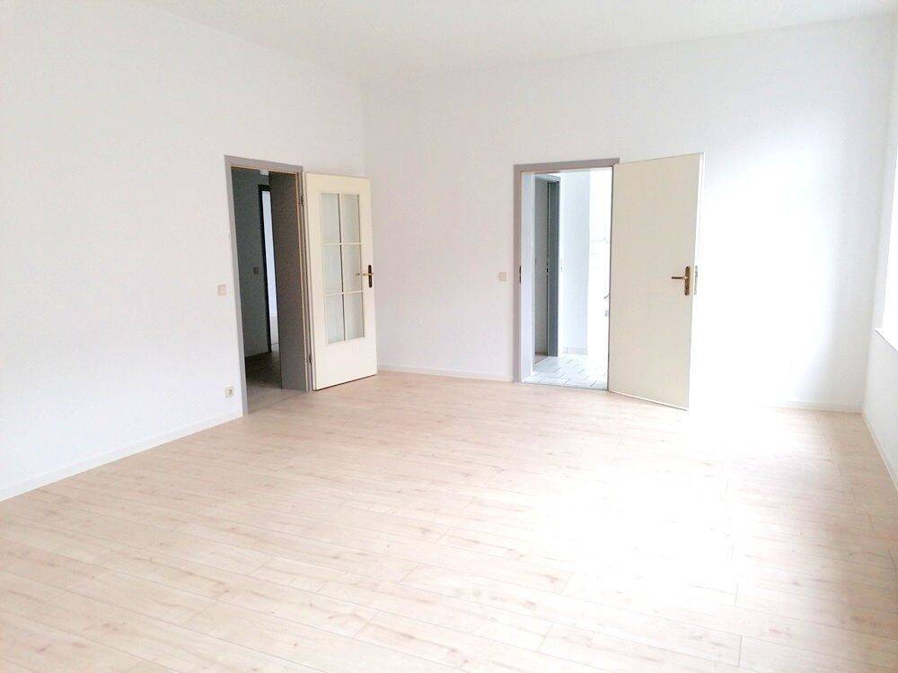 !! Neu renovierte 3-Zimmer-Wohnung mit Balkon und PKW-Stellplätzen !!, 9113 Chemnitz