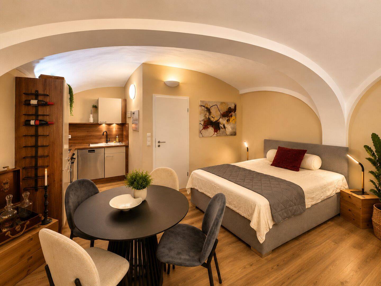 Bezugsfertiges Altstadtjuwel – komplett möbliert, mit historischem Gewölbe und Freisitz, 93047 Regensburg (Innenstadt Kasernenviertel Ostenviertel Westenviertel)