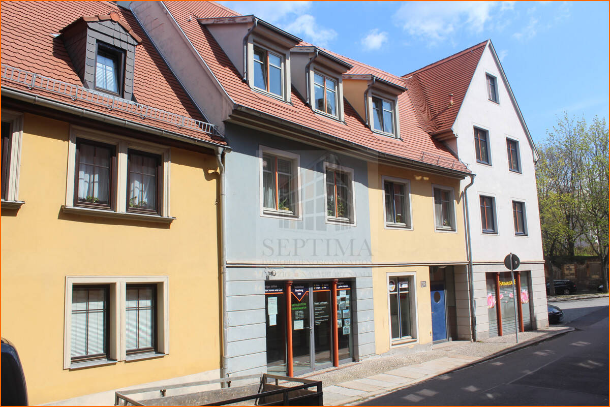 Großzügige 2 Raumwohnung mit großer Loggia und Einbauküche wartet auf einen neuen Mieter!, 6618 Naumburg (Saale)