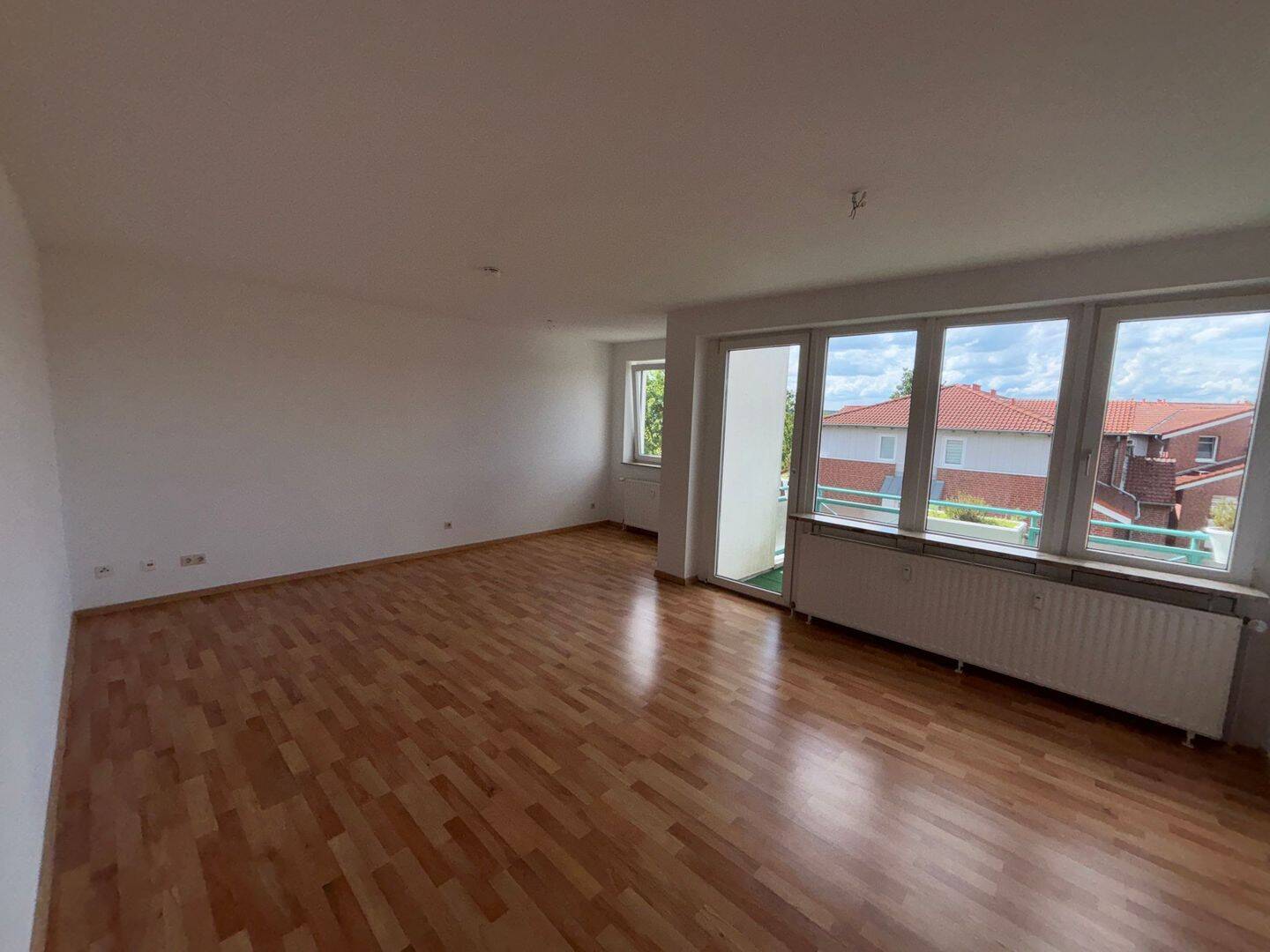 Helle 3-Zimmer-Dachgeschosswohnung mit Balkonblick in Hannover, 30457 Hannover
