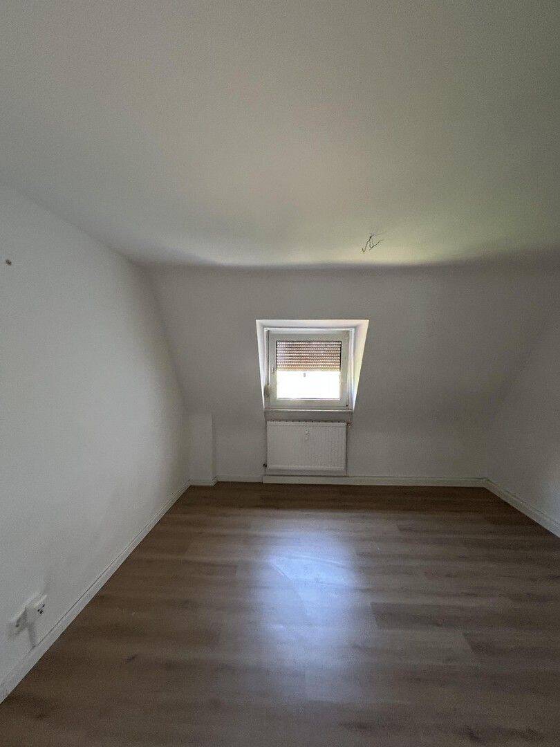 Helle 4-Zimmer-Dachgeschosswohnung mit großzügiger Küche, 67065 Ludwigshafen am Rhein (Gartenstadt Maudach Mundenheim Rheingönheim West)