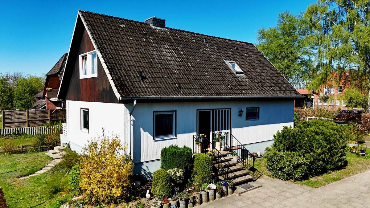 Ansprechendes Einfamilienhaus mit großem Grundstück, Garten & Perspektive in Wittorf bei Lüneburg, 21357 Wittorf