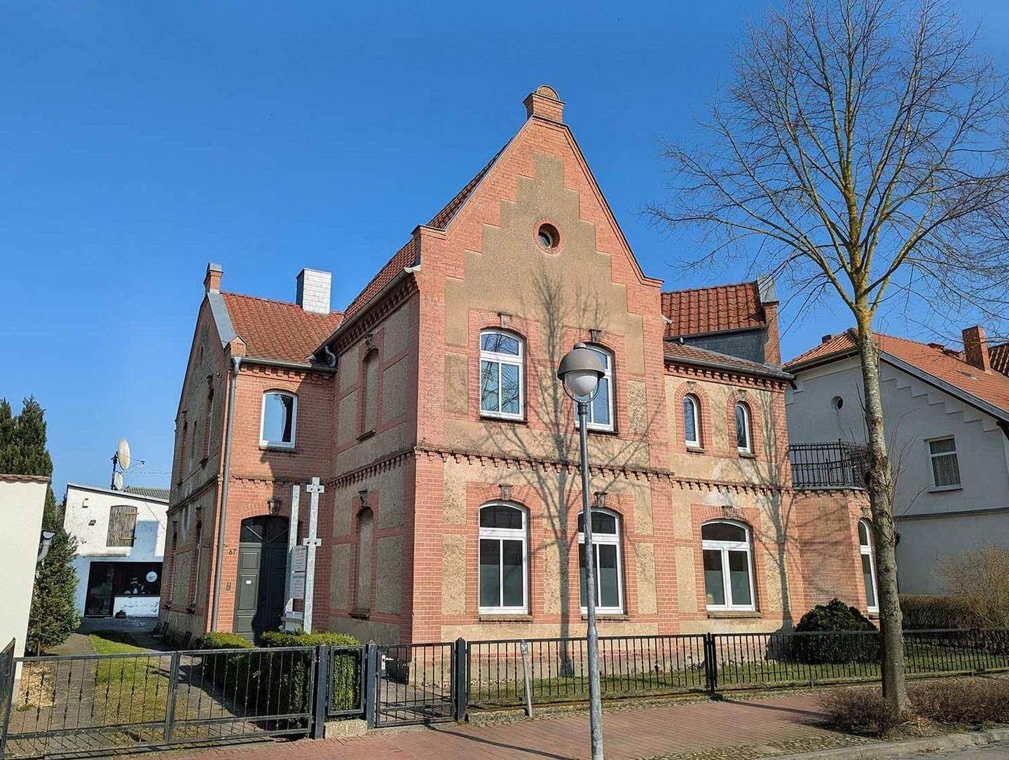 Wohn- und Geschäftshaus mit Nebengelass in Laage, 18299 Laage