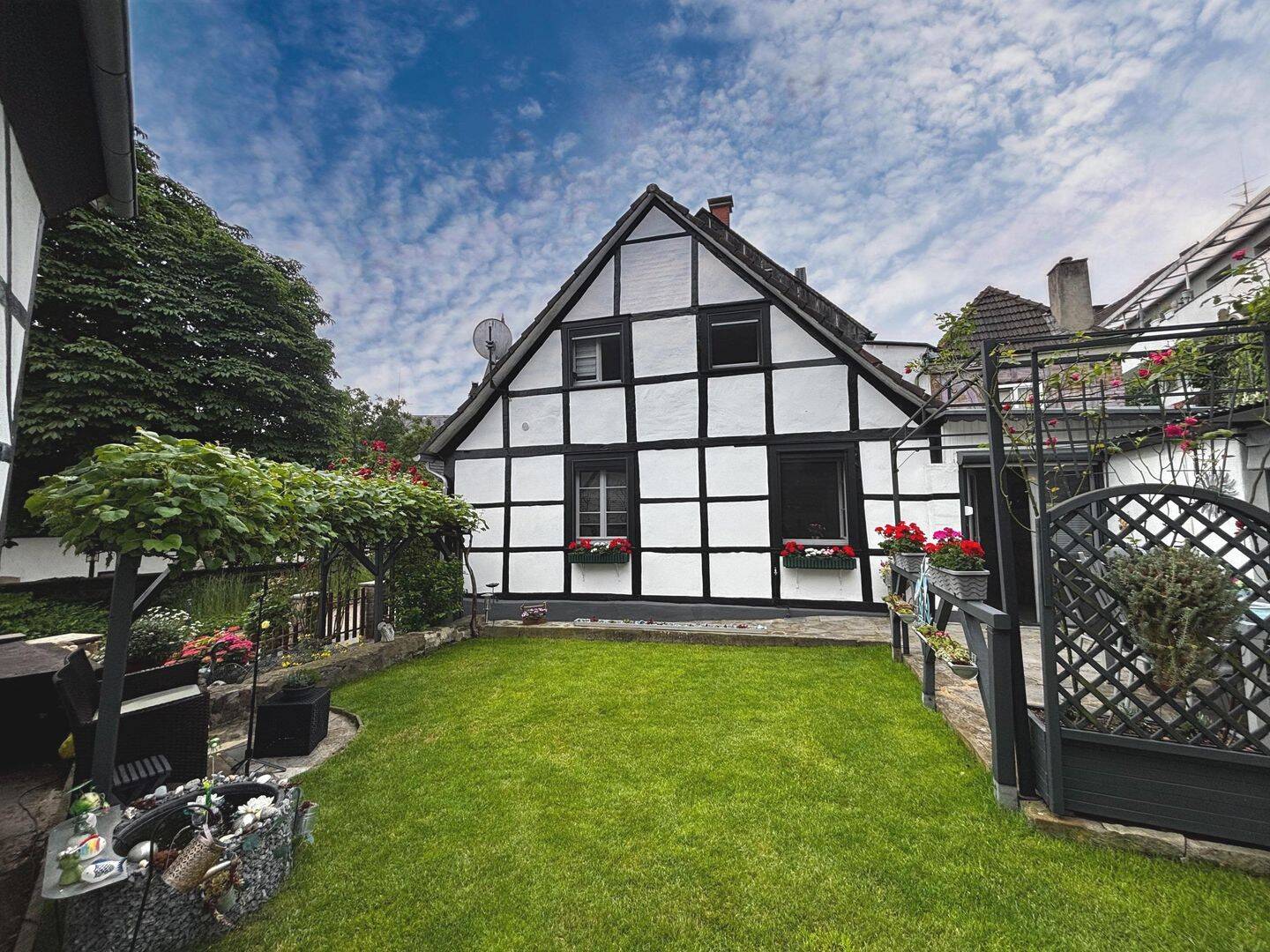 Wohnen in Blankenstein: Kleines Fachwerk-Haus mit schönem Garten, 45527 Hattingen