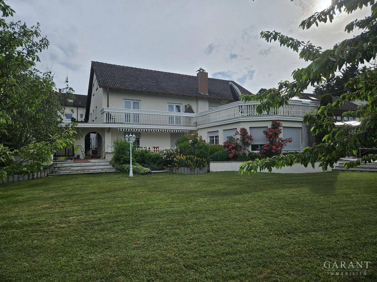 Zweifamilienhaus mit Terrassen und traumhaften Garten – ca. 234 qm Wohnfläche & neuer Heizung, 72336 Balingen