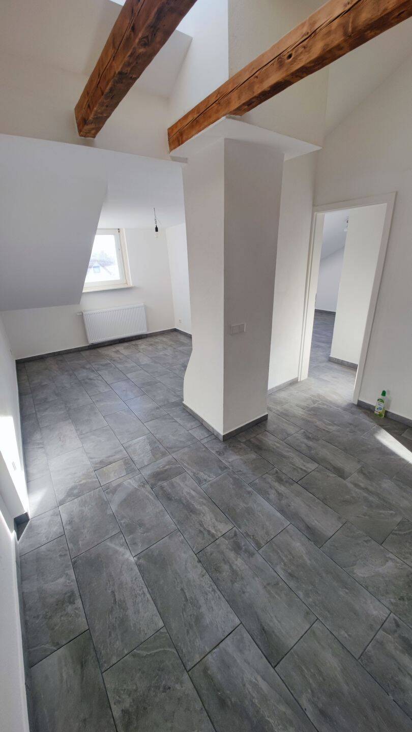 Geschmackvolle Dachgeschosswohnung mit Empore und Einbauküche in München-Moosach, 80993 München (Moosach)