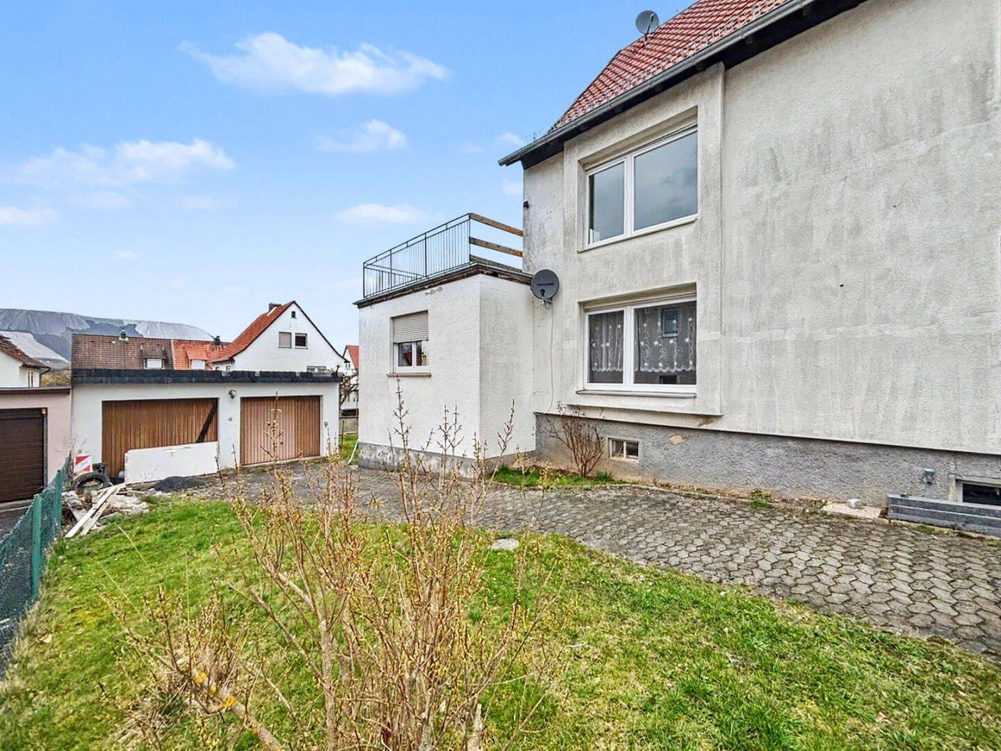 Mehrfamilienhaus mit drei Wohneinheiten, Garagen und Ausbaupotenzial in Leimbach, 36266 Heringen (Werra)