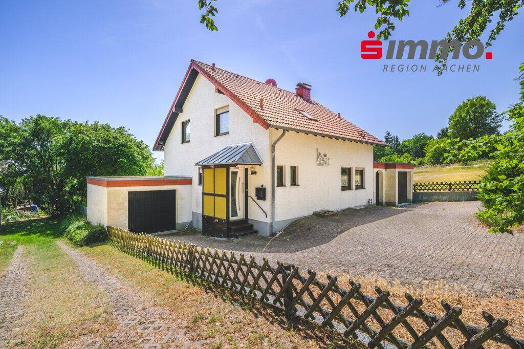 Freistehendes Einfamilienhaus mit 2 Garagen und traumhaftem Blick ins Grüne in Simmerath-Steckenborn, 52152 Simmerath