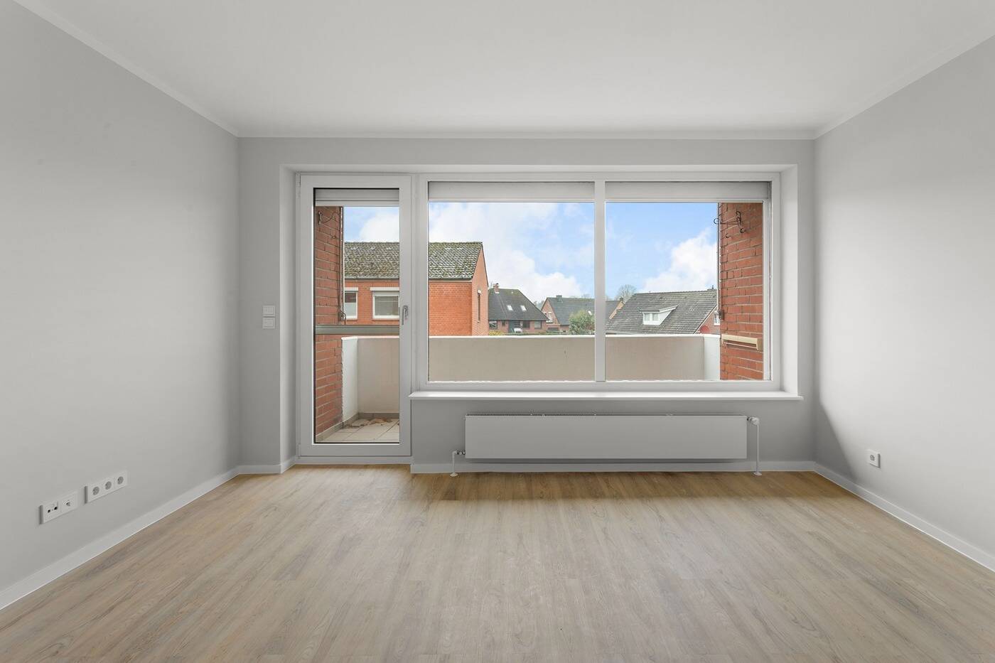 Dachgeschoss 2-Zimmer, Einbauküche, Duschbad mit Fenster, Balkon und Garagenstellplatz in Stade, 21683 Stade