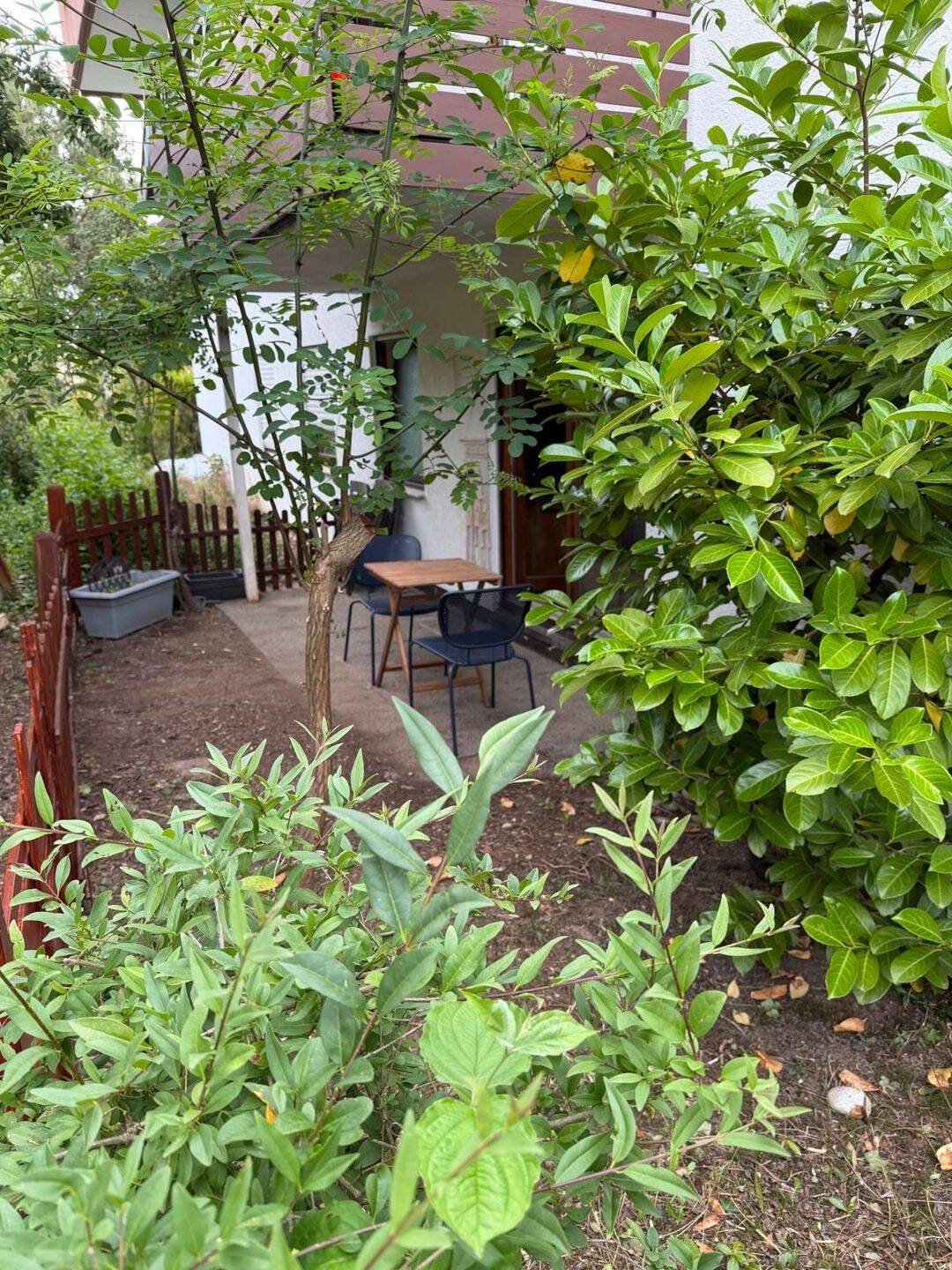 Frisch renovierte & möblierte 1,5-Zimmer-Wohnung mit Terrasse und Garten, 70378 Stuttgart