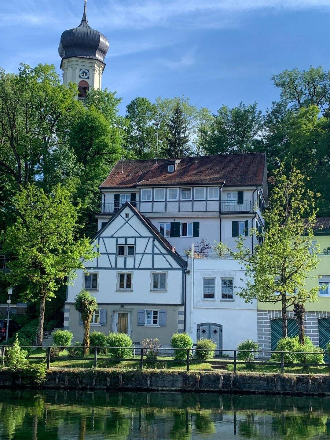 Zentrumsnahes Mehrfamilienhaus mit Weiherblick – 4 WE vermietet + 1 WE frei, 88316 Isny im Allgäu