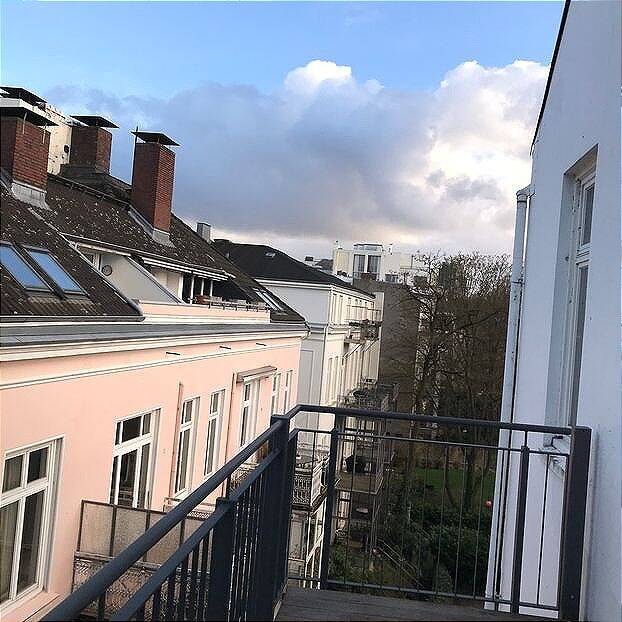 Traumhafte 2,5 Zimmer Altbauwohnung/ Doppelbalkon / Vollbad/ Wohnküche /neue EBK ruhige Seitenstraße/ neue Küchenzeile wird eingebaut