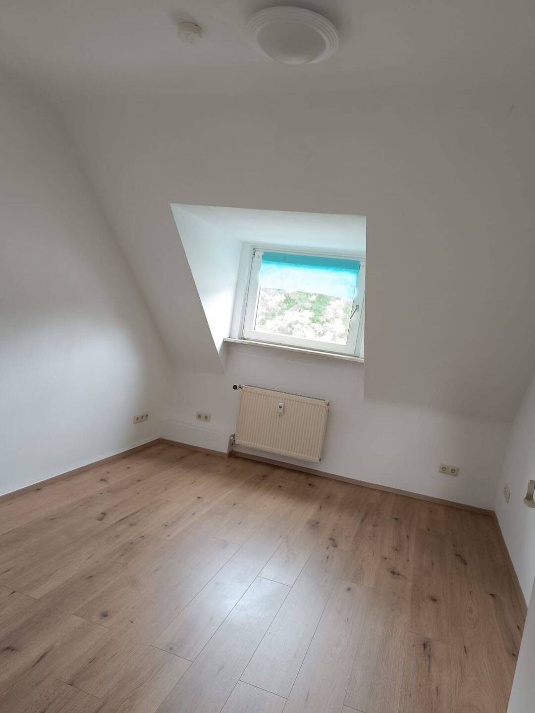 Bis 28.02.2027 befristete Dachgeschoss-Wohnung in FFM-Bonames, 60437 Frankfurt am Main