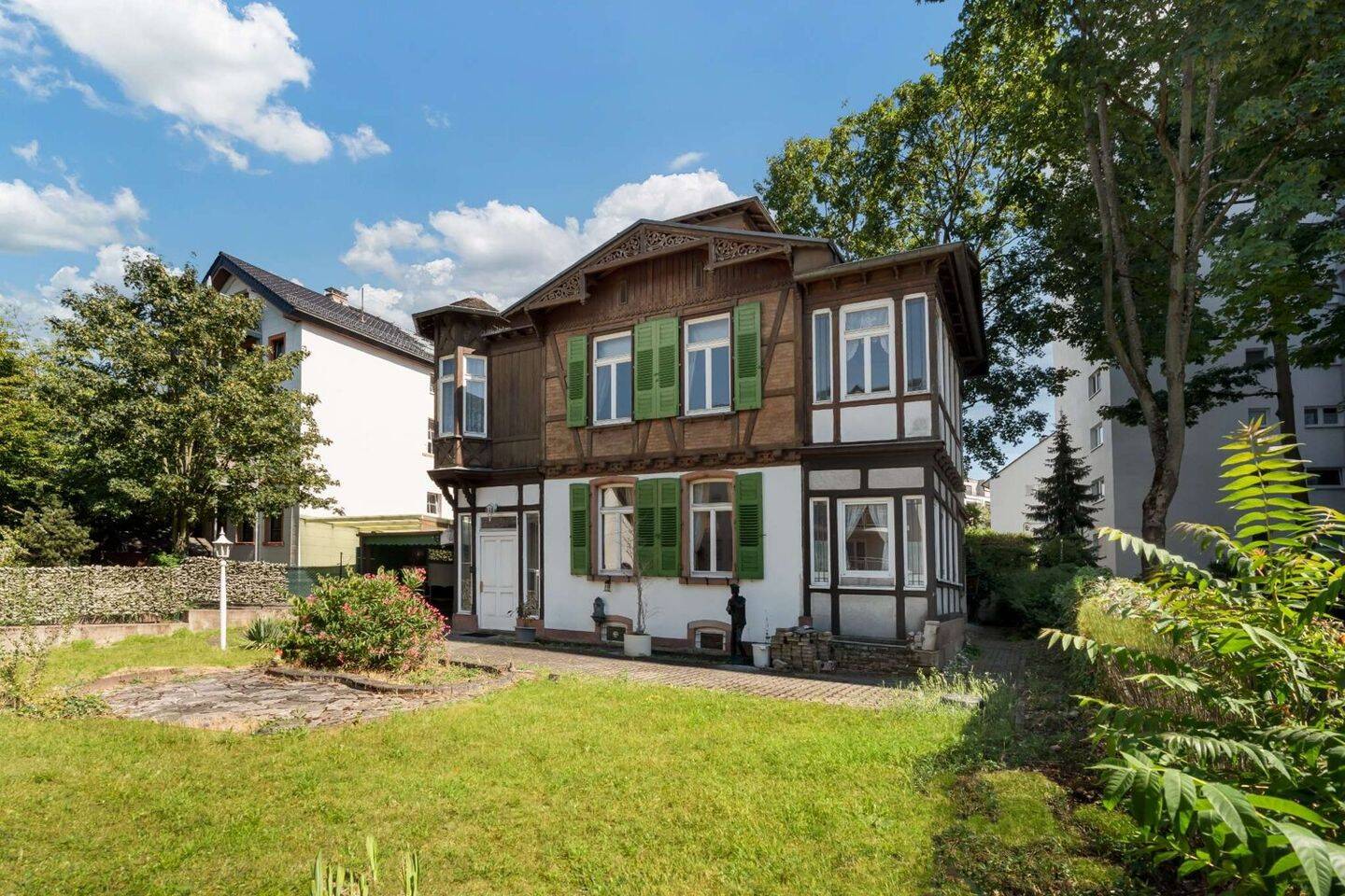 Denkmalgeschütztes Anwesen auf großem Grundstück, 60598 Frankfurt am Main (Sachsenhausen)