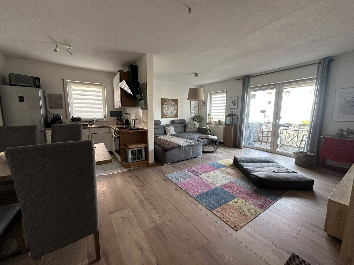 Charmante 3-Zimmer-Wohnung mit Balkon und zwei Stellplätzen in gepflegtem 6-Parteien-Haus, 63834 Sulzbach a. Main