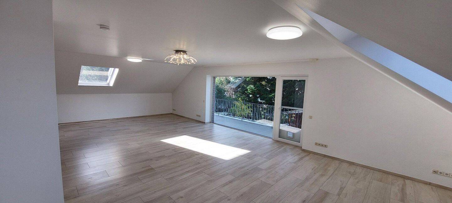 Lichtdurchflutete Luxuriöse Wohnung mit großem Balkon, 40878 Ratingen
