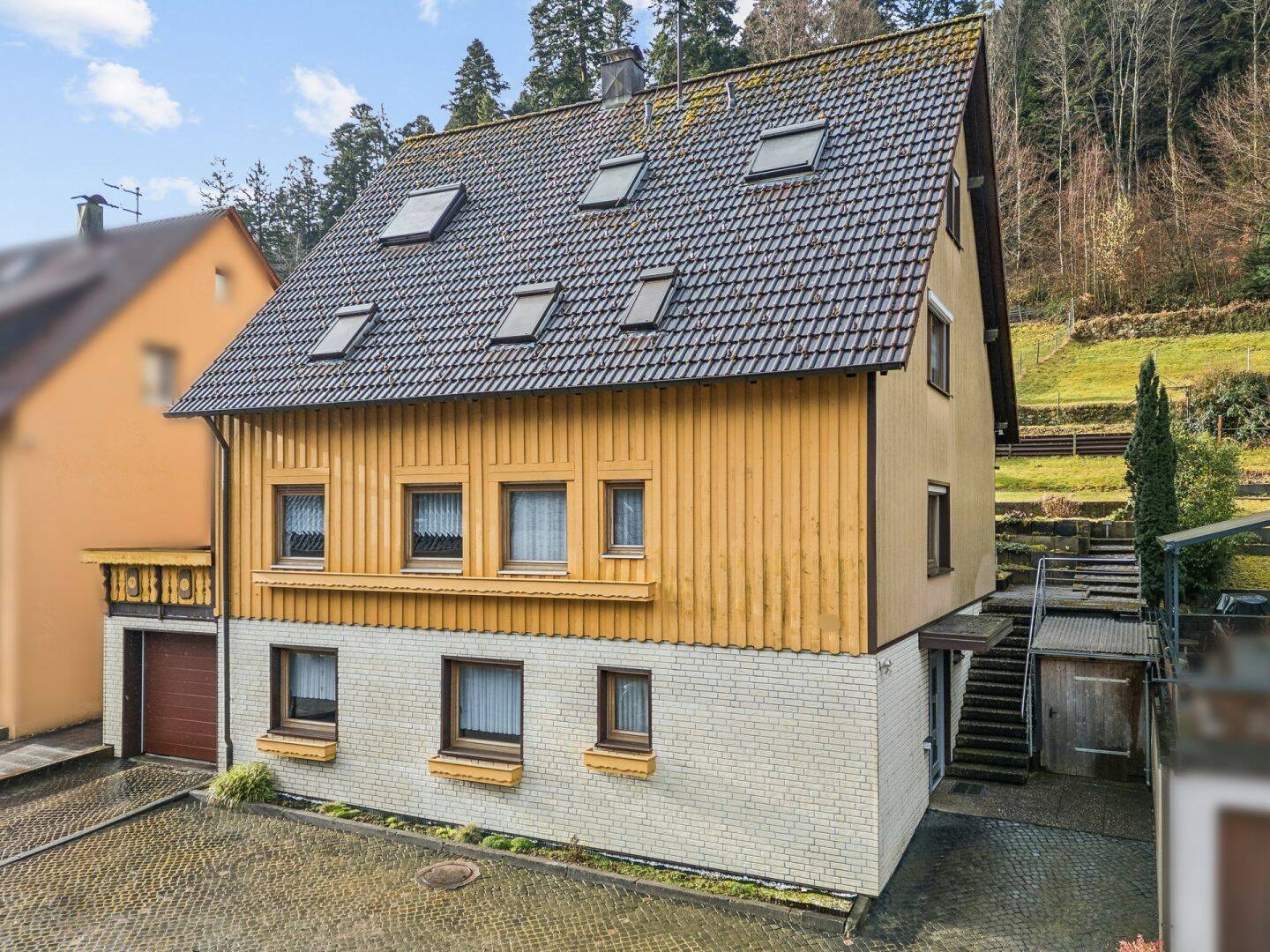 Mehrfamilienhaus in attraktiver Hanglage – 4 Wohneinheiten mit Potenzial in Bad Wildbad – Calmbach, 75323 Bad Wildbad