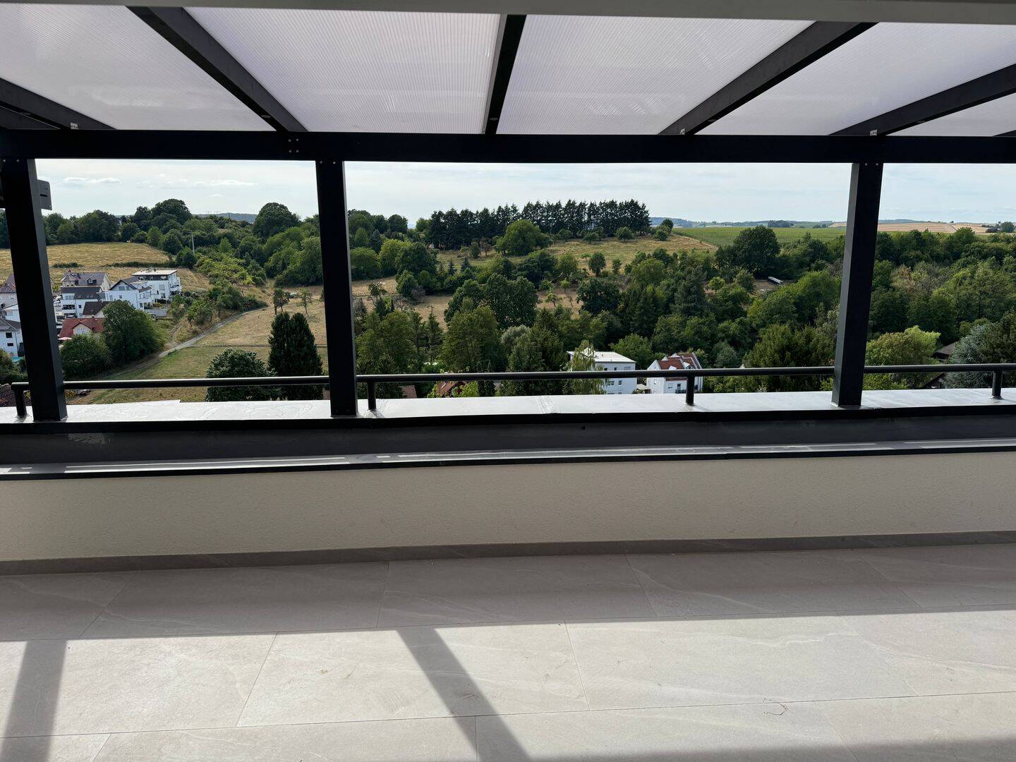Exklusive 3-Zimmer-Wohnung im Grünwaldweg mit Nolte-Küche, 30 m² Panorama-Dachterrasse & eigenem Außeneingang, 63654 Büdingen