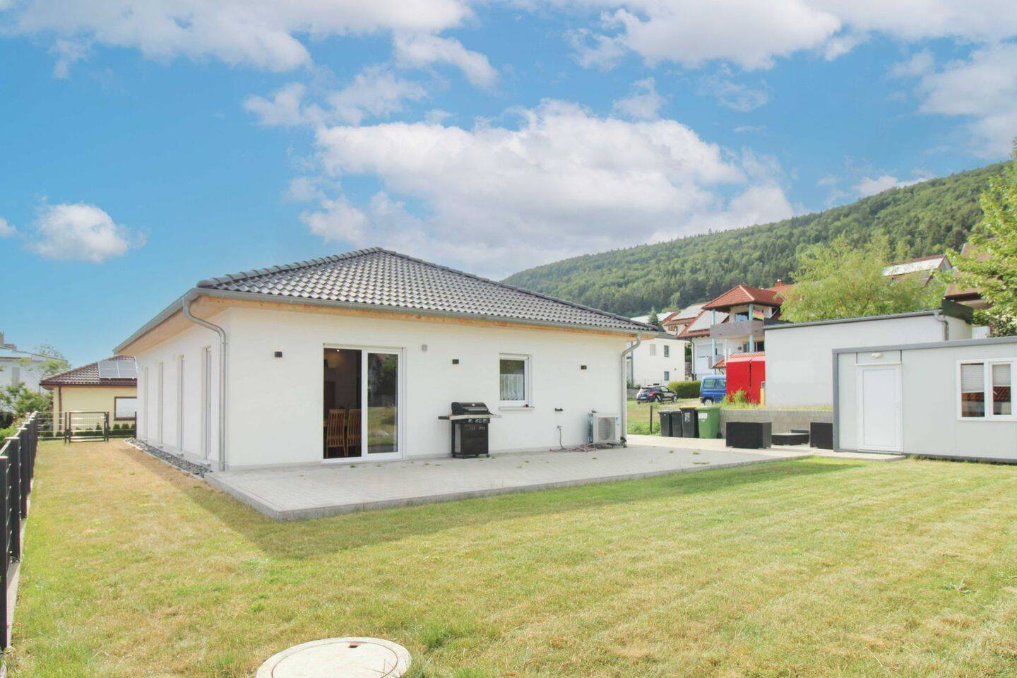 Modernes Wohnen auf einer Ebene, Neuwertiger Bungalow mit Wärmepumpe, Garten und A+ Energieeffizien., 78176 Blumberg