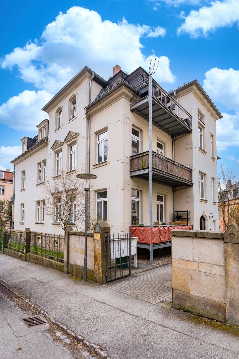 Stilvolle Eigentumswohnung in begehrter Wohnlage, 1099 Dresden