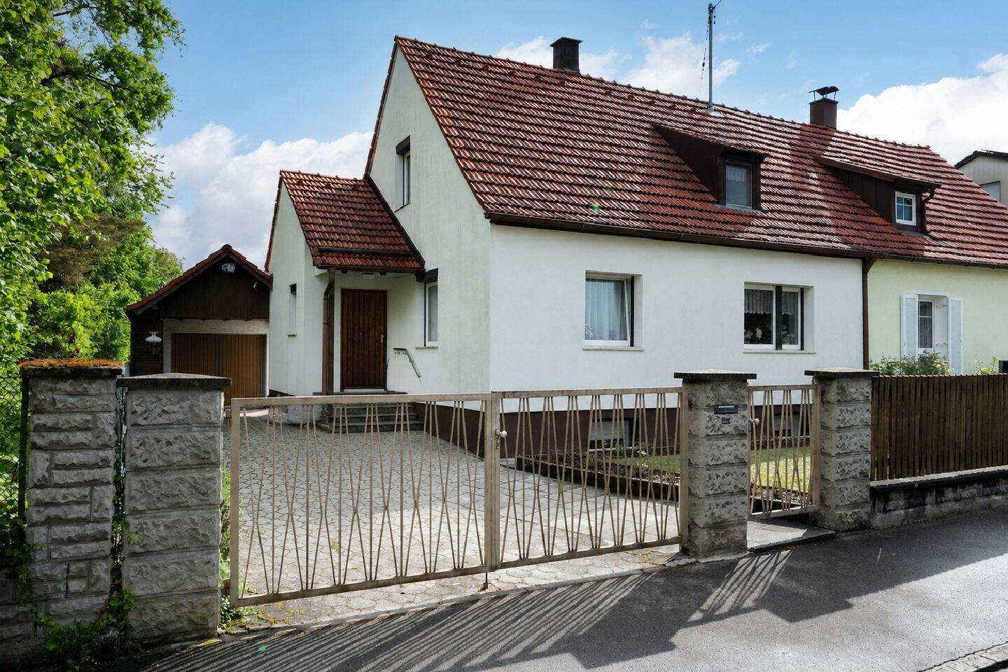 AIGNER – Charmante Doppelhaushälfte mit großzüzigem Garten in Neubiberg, 85579 Neubiberg
