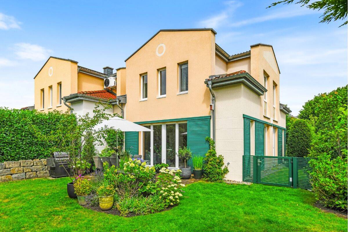 Familienfreundliche Doppelhaushälfte mit Kamin, hochwertiger Ausstattung und sonnigem Garten, 22926 Ahrensburg
