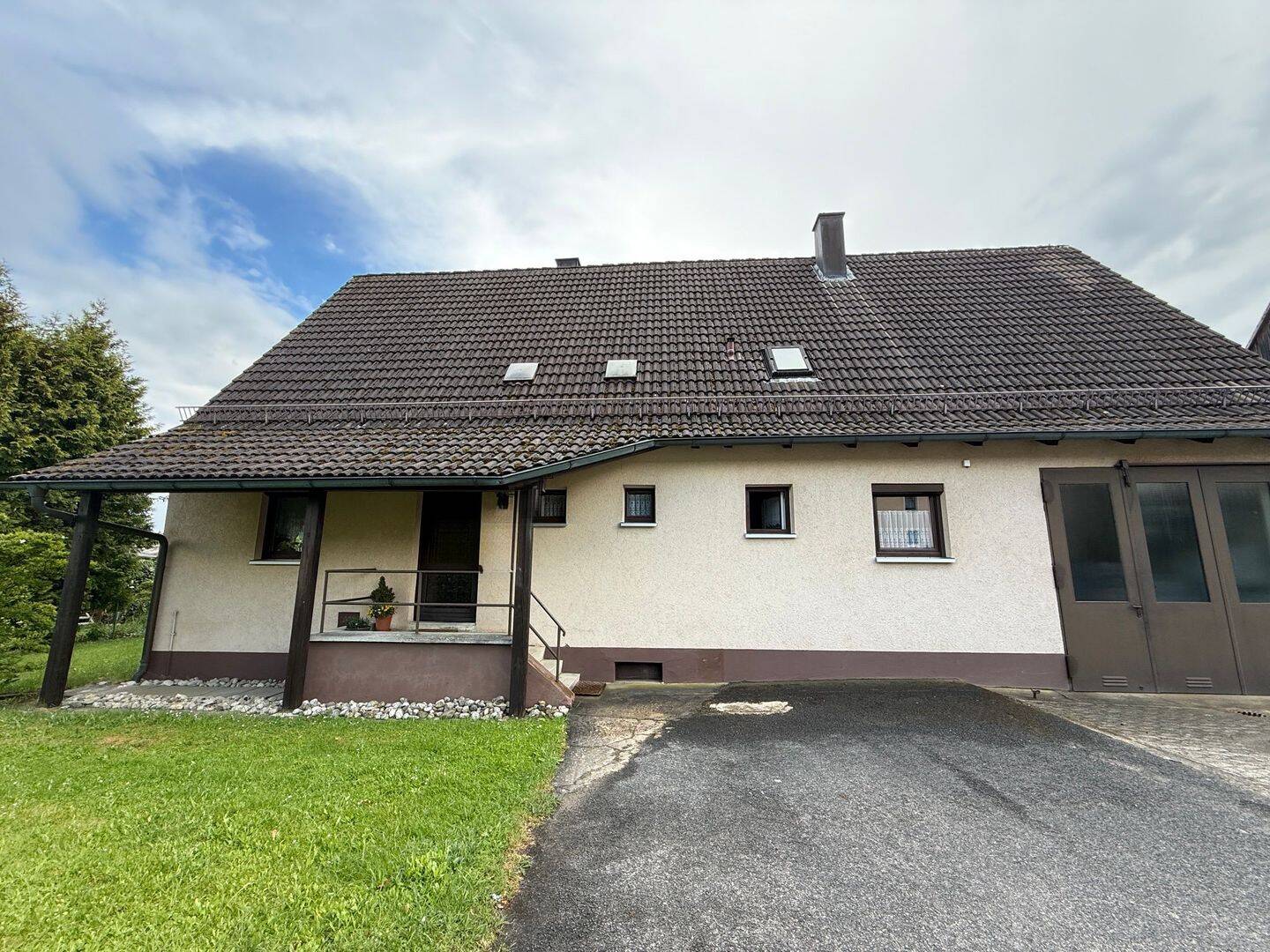 Großes Haus, Ideal für Familien mit Platzbedarf, mit 1019 m² Grundstück, mit Garage und Carport, 90559 Burgthann