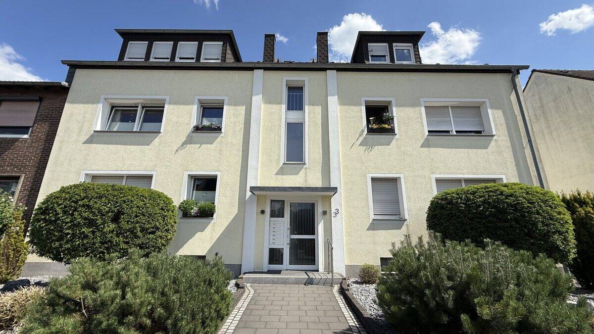 Charmante Dachgeschosswohnung mit Entwicklungspotenzial – Spitzboden & Balkonperspektive, 47269 Duisburg (Großenbaum Rahm)