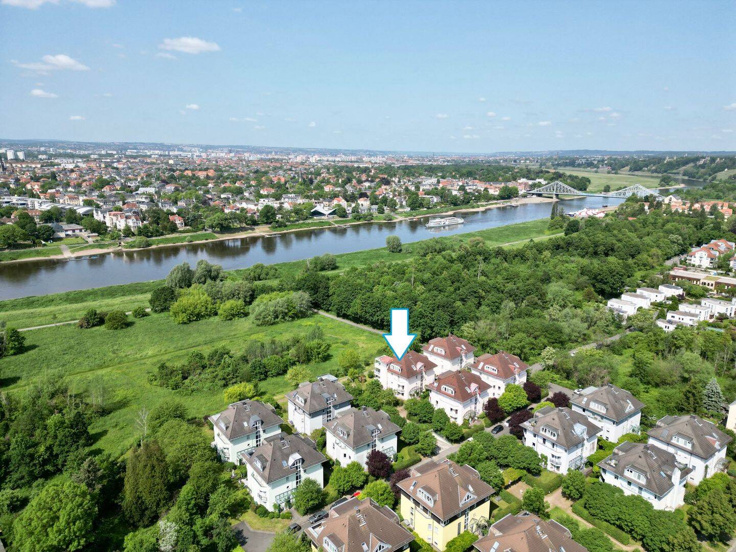 * helle und sehr schöne 2-Zimmer-Wohnung in ruhiger und grüner Lage *