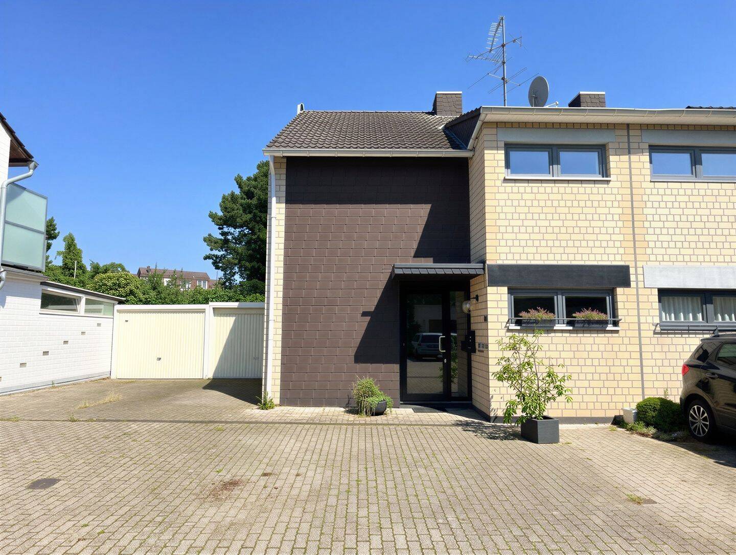 Gut geschnittenes Reihenendhaus mit schönem Garten, 41470 Neuss
