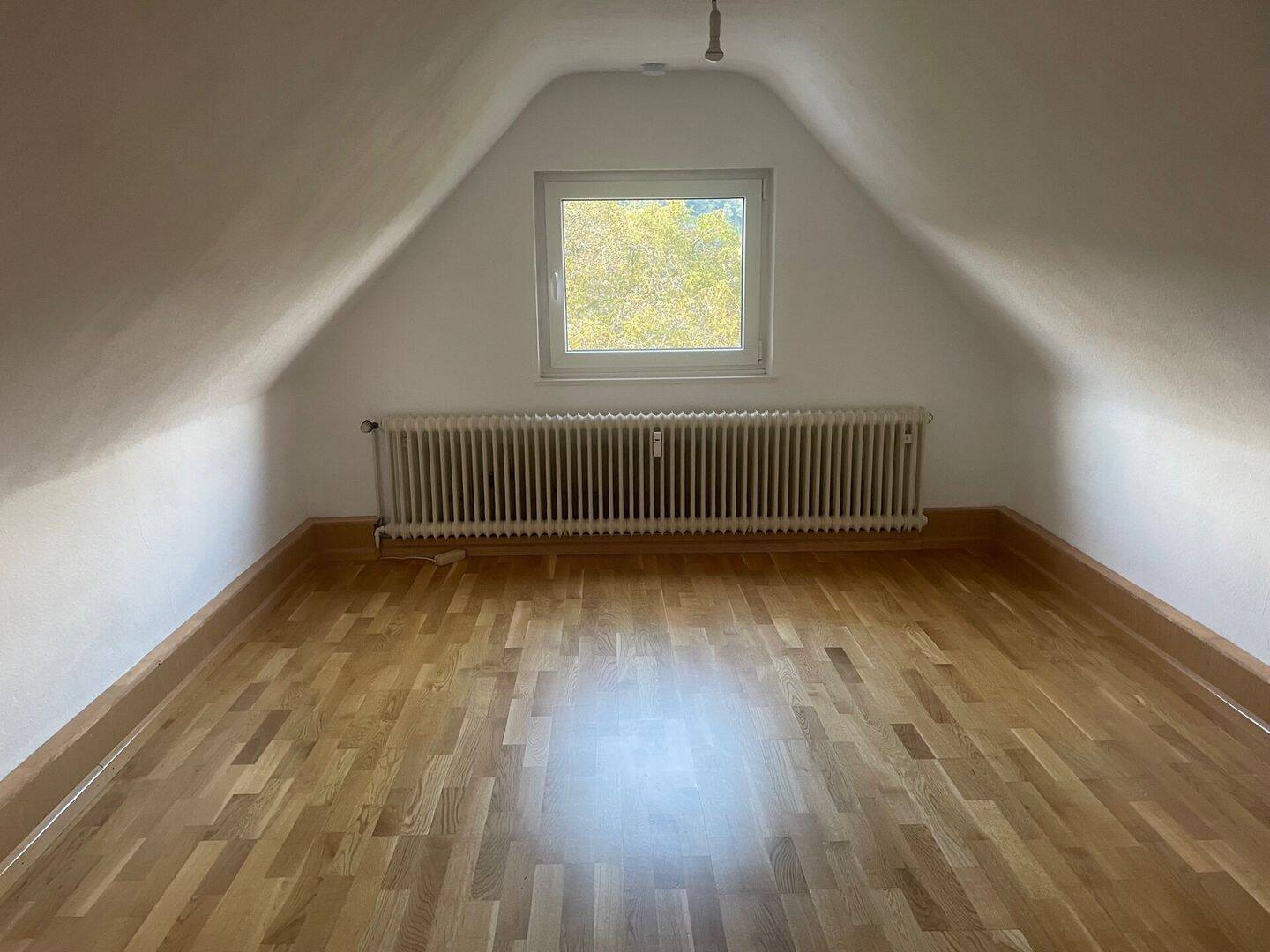 Zeitmiete bis 31.07.2027: Helle 3-Zimmer-Dachgeschosswohnung mit Balkon und Garage, 79117 Freiburg im Breisgau