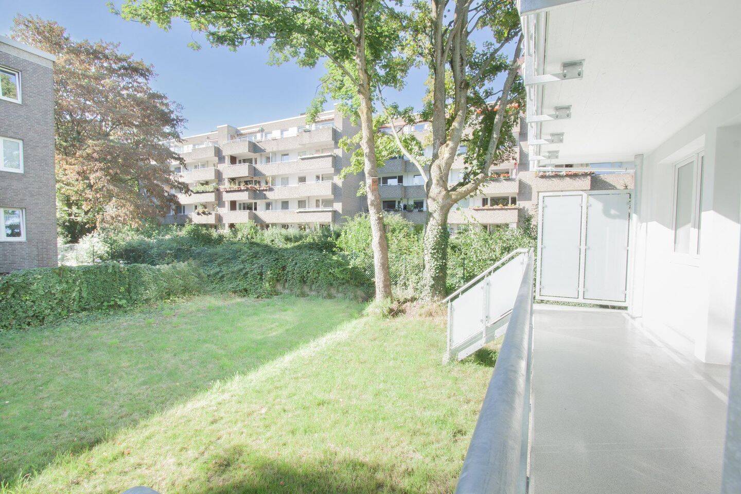 Sehr schöne 3 Zimmer Wohnung mit Balkon und 240 qm großem Garten, 40593 Düsseldorf (Benrath Garath Urdenbach)
