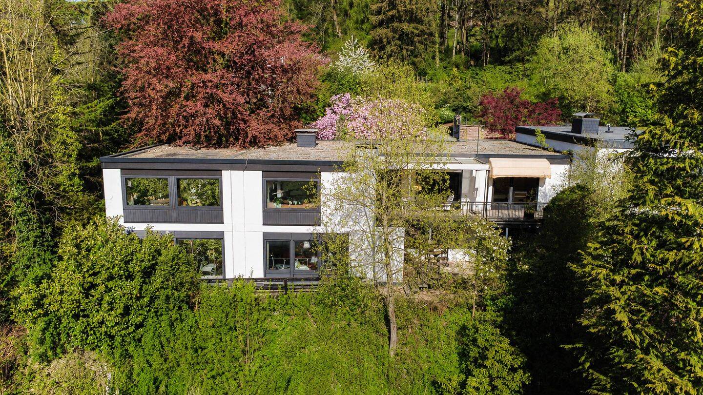 Schöner Wohnen im Detmolder Süden…großes Einfamilienhaus in naturnaher Wohnlage, 32760 Detmold
