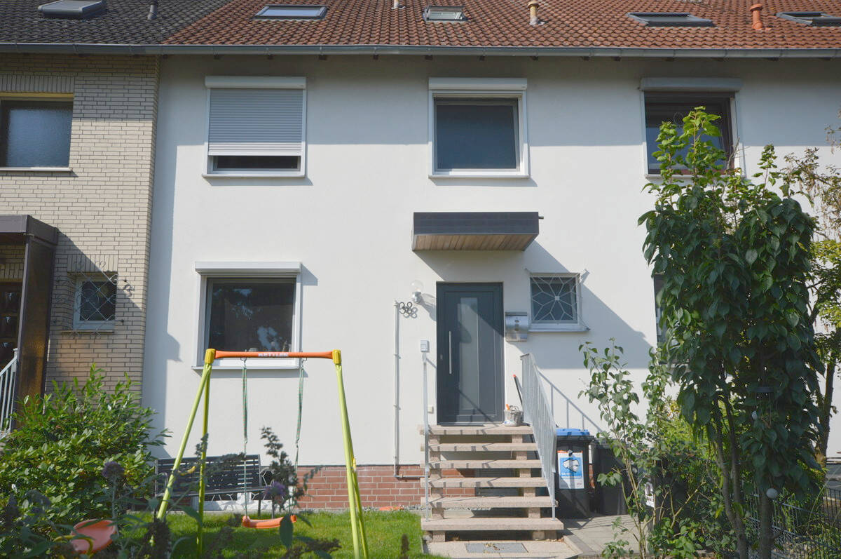 Kernsaniertes Reihenmittelhaus mit großer überdachter Terrasse, Balkon und Garage in Engelbostel, 30855 Langenhagen