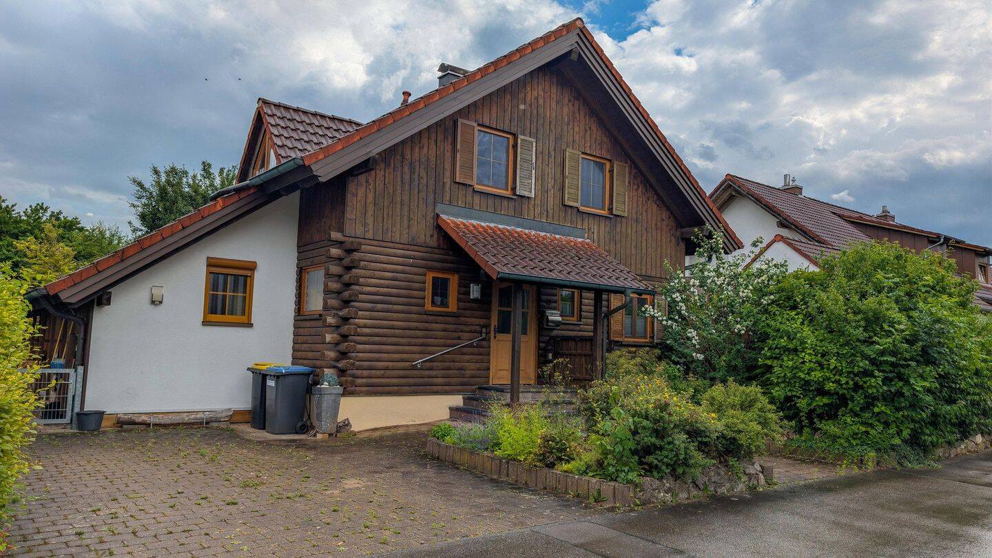 Ruhige Lage, charmantes Einfamilienhaus in kanadischer Rot-Zeder-Bauweise mit großem Garten, 89281 Altenstadt