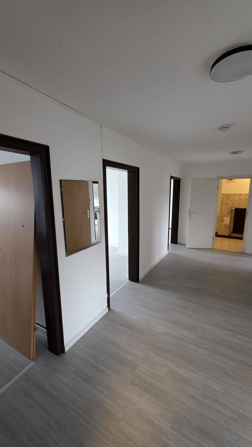 Helle Wohnung in zentraler Lage von Siegen – WG geeignet und für Familie mit 2 Kindern, 57072 Siegen