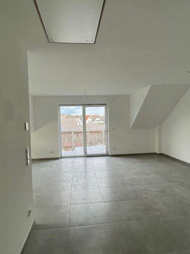 Moderne Dachgeschosswohnung mit sonniger Dachterrasse, 90768 Fürth