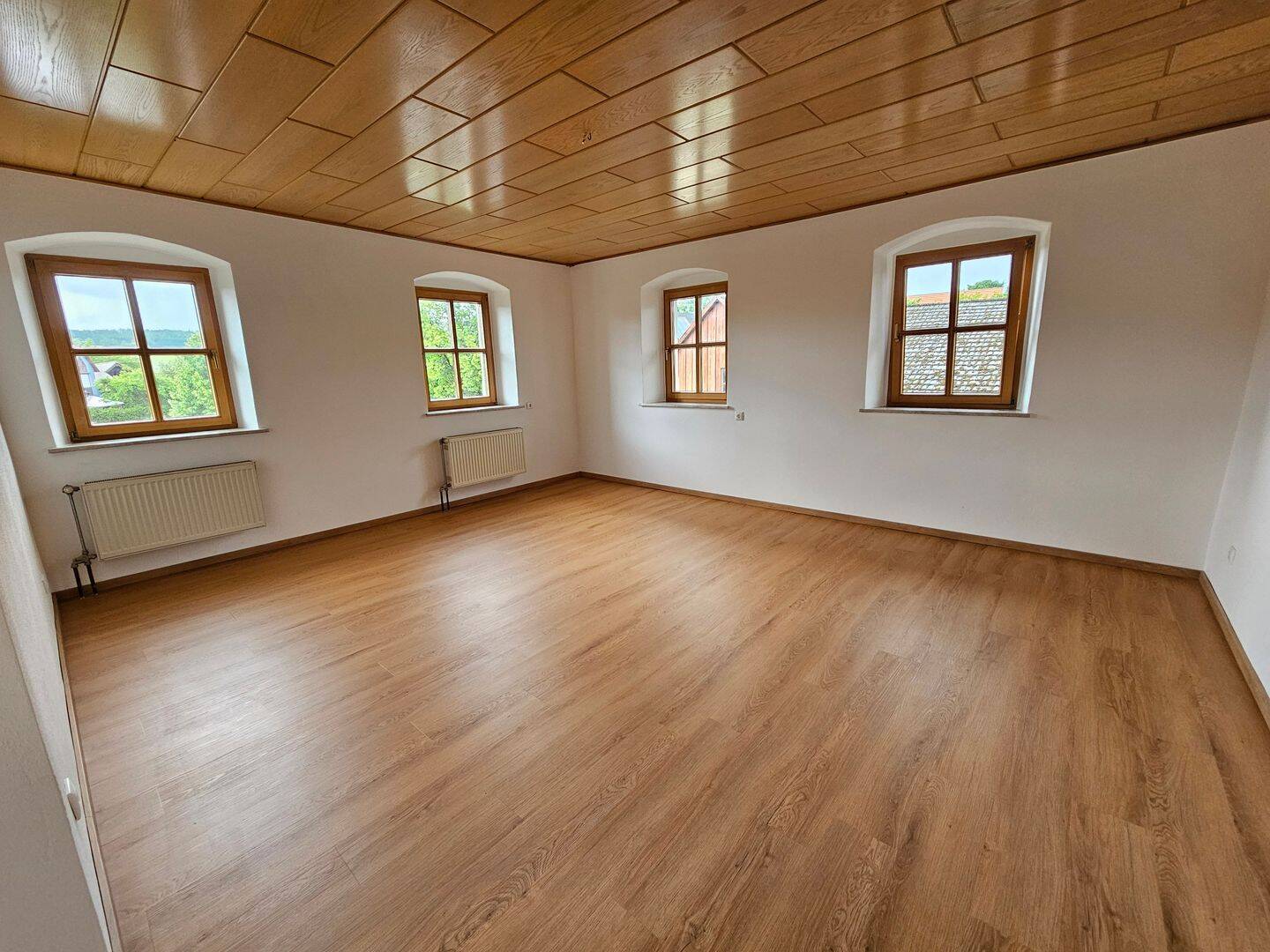 Großzügiges Familienwohnen im Grünen – 5-Zimmer-Wohnung mit Dachterrasse, Garten und Garage in Schlattein, 92685 Floß