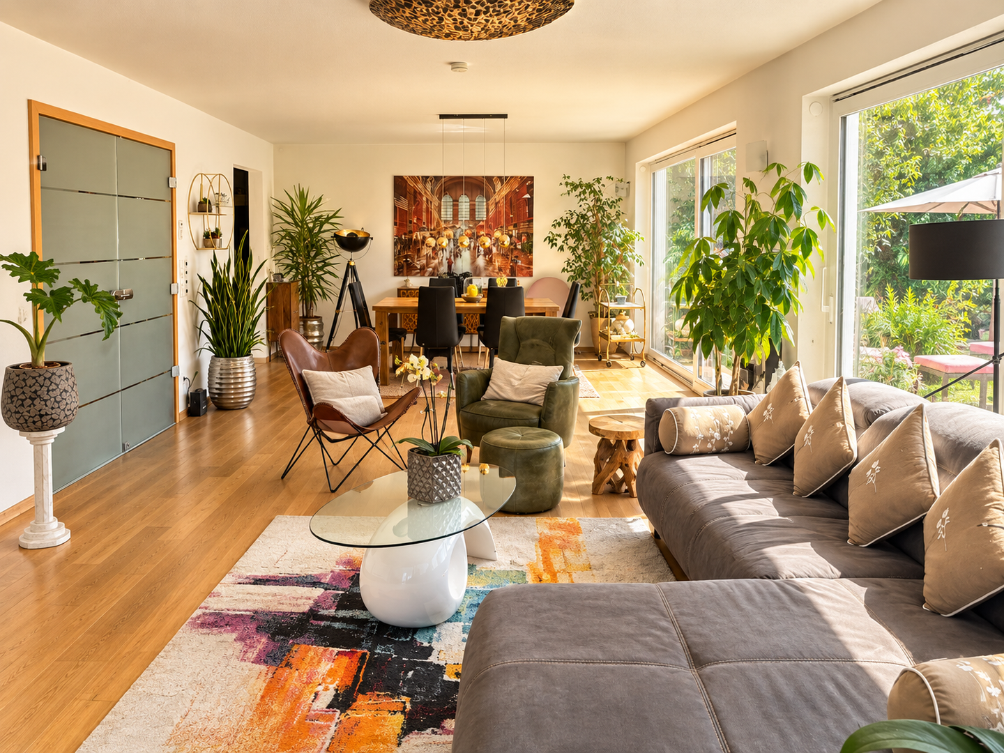 Mehr Platz als Quadratmeter vermuten lassen – Freistehendes Einfamilienhaus mit 324 m² Nutzfläche auf 676 m² Grundstück, 93083 Obertraubling