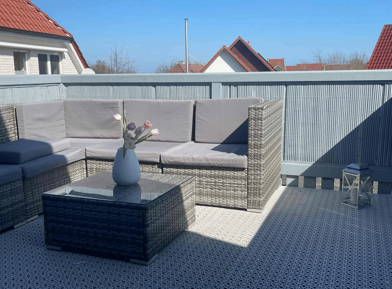 Strandnah wohnen: Moderne 2-Zimmer-Dachgeschosswohnung mit Dachterrasse und Stellplatz, 23683 Scharbeutz